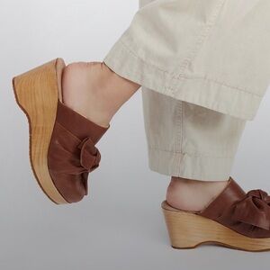 Free People Br. Bow Wood Clogs Fleace Lined.